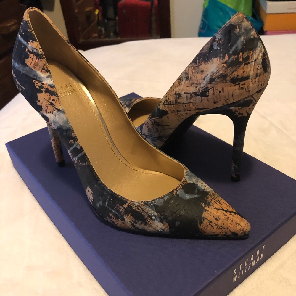 Neutral Abstract Cork Toe-Pointed Shoe.
